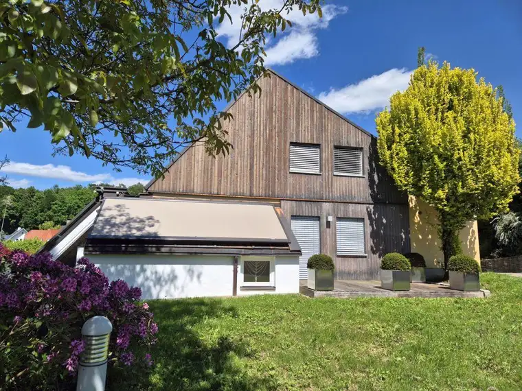 Exklusives Einfamilienhaus mit separatem Büro, Studio oder Praxis!