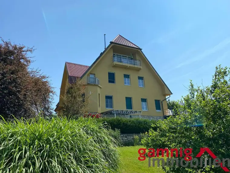 Attraktive und charmante Dreizimmer-Dachgeschoßwohnung mit herrlichem Seeblick
