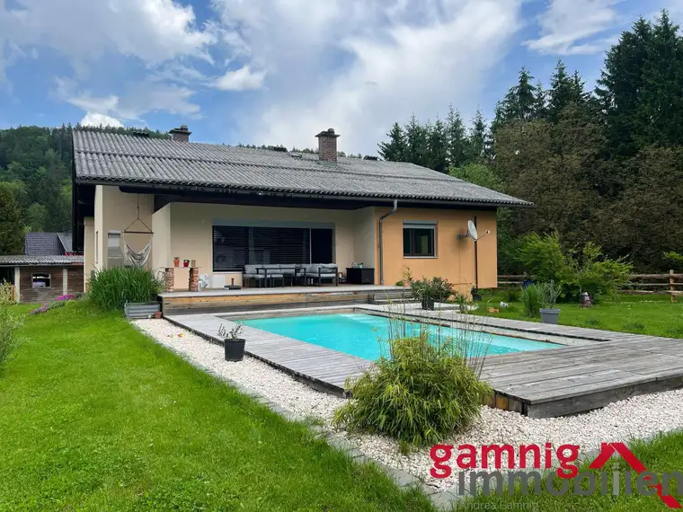Gut aufgeteilter und zeitloser Bungalow mit idyllischem Grundstück