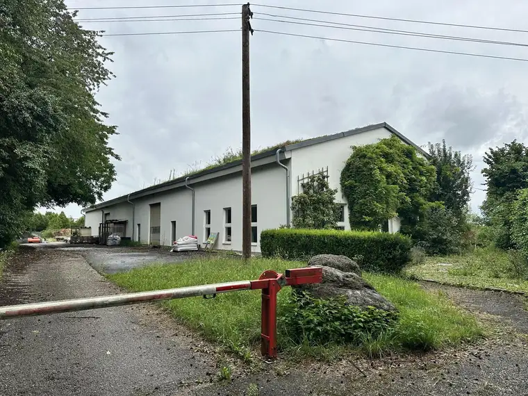 Halle mit großem Grundstück in Sierning – vielseitig nutzbar
