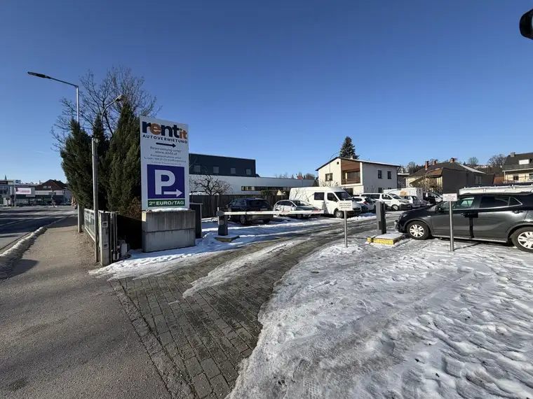Parkplatz mit Wallbox-Lademöglichkeit für E-Autos in zentraler Lage