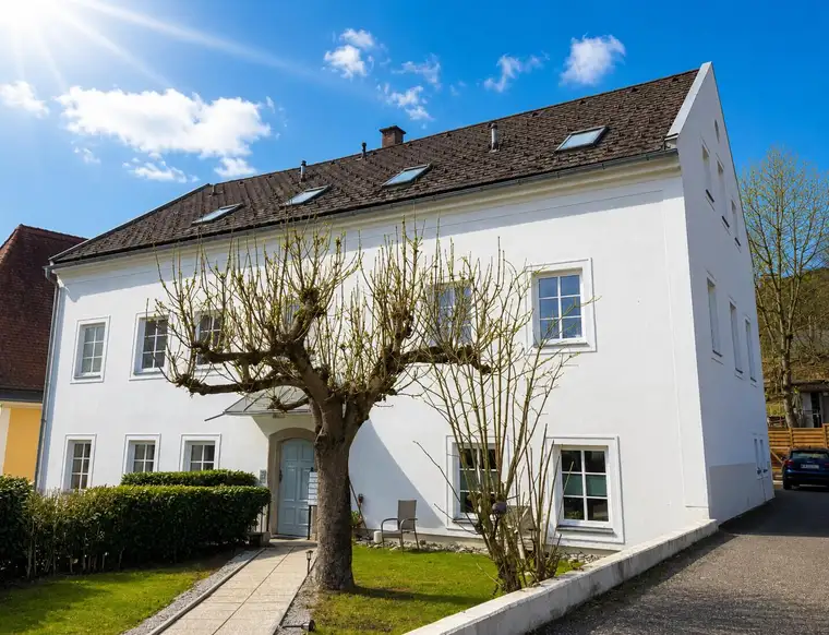 Helle Dachgeschosswohnung mit Büro und Stellplatz in begehrter Lage von Steyr