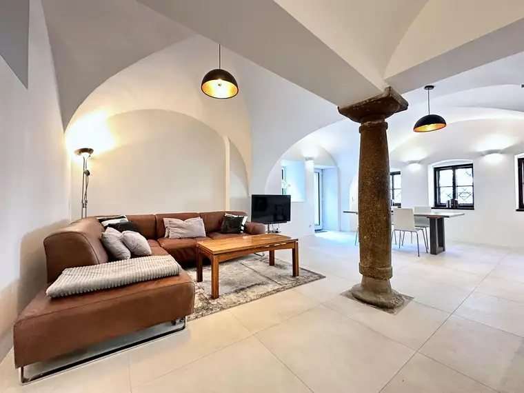 Kernsaniertes Kurzzeitapartment mit Terrasse und Parkplatz im Zentrum