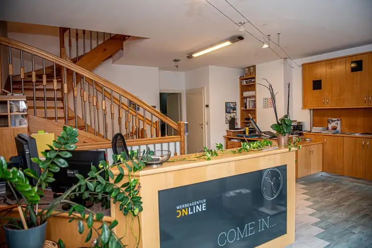 Repräsentatives Büro-/Reihenhaus in Linz mit Terrasse, Balkon und 3 TG-Plätzen