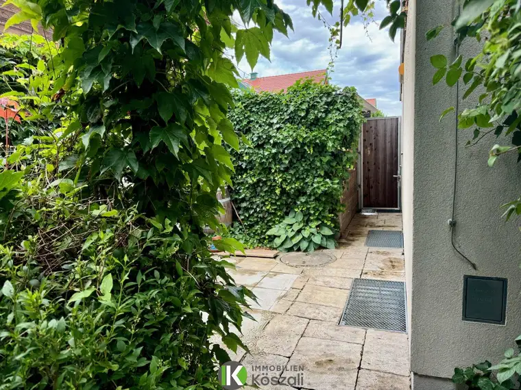 Traumhaftes Wohnen in Kapelln: Moderne Doppelhaushälfte mit Poolanlage!