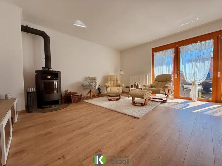 Modern Wohnen in Kapelln: Doppelhaushälfte mit Poolanlage!