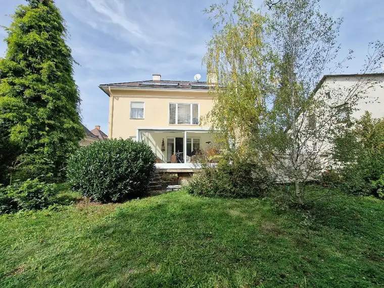 15 Min. von Wiener Stadtgrenze; geräumiges GROSSFAMILIENHAUS mit großem Garten in Ruhelage!
