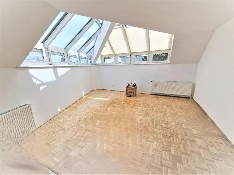 HELLE DACHGESCHOSS-MAISONETTE in bester Stammersdorfer RUHELAGE beim MARCHFELDKANAL!