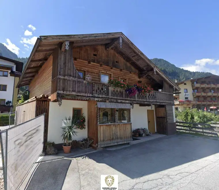 Schmuckes Einfamilienwohnhaus im typischen Tiroler Stil in Schlitters / Zillertal