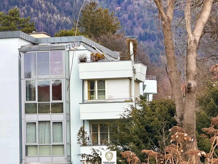 Wunderschöne Dachgeschoßwohnung im Villenviertel / Saggen ab sofort verfügbar.