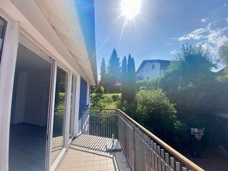 exklusive Dachgeschosswohnung in Ruhelage – Wohnen mit Blick ins Grüne