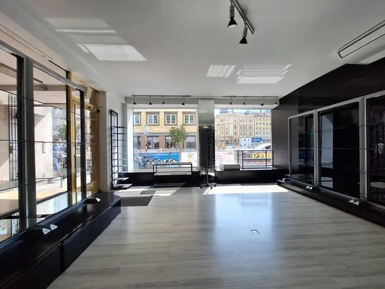 Geschäftslokal/Büro direkt am Boznerplatz!