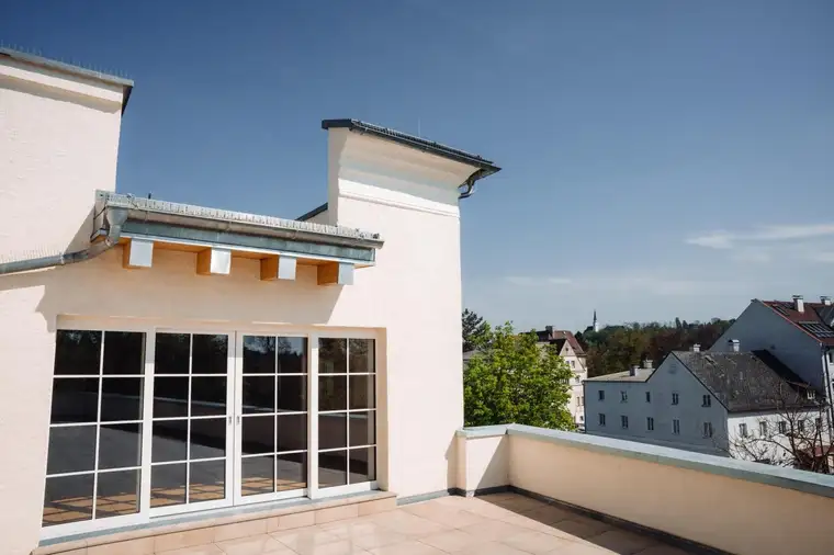 Erstbezug und Gratis-Übersiedlungsmonat: 4-Zimmer-Wohnung mit Einbauküche und Dachterrasse in der Altstadt von Wels, direkt am Mühlbach
