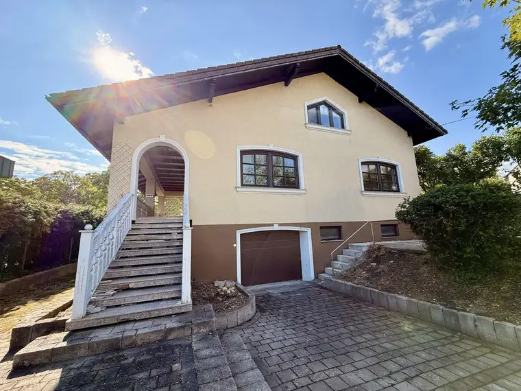 Reisenberg: Einfamilienhaus mit Swimmingpool &amp; viel Potenzial