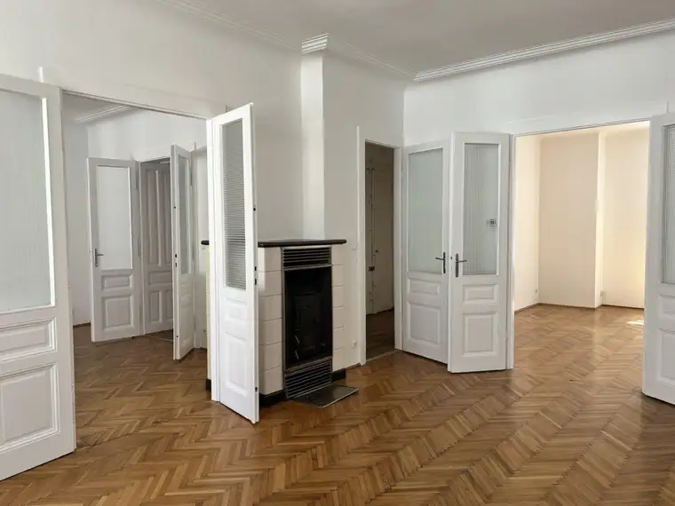 Fasanviertel - Ruhige, helle 5-Zimmmer-Altbauwohnung in gefragter Lage - WG geeignet - befristet (!)