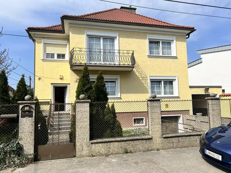 Gut geschnittenes, helles Einfamilienhaus in ruhiger Wohnlage mit Garten