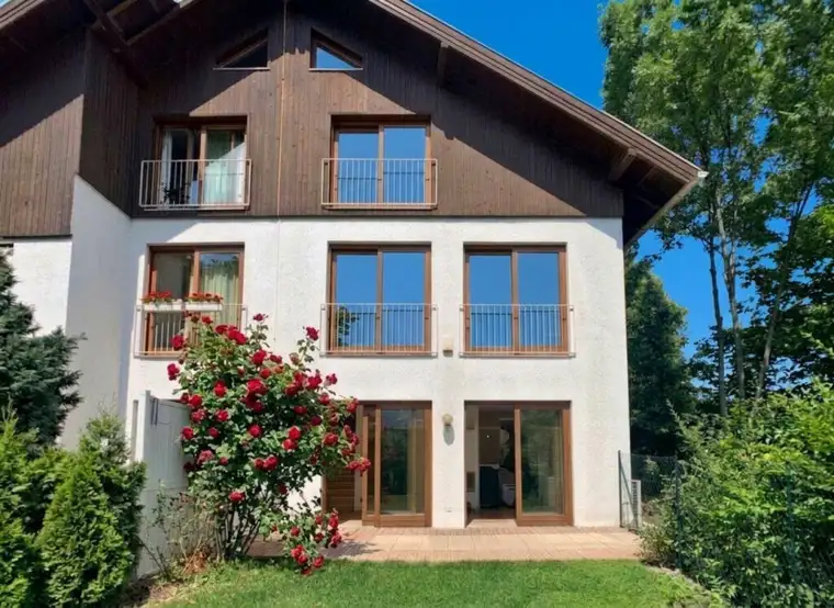 Großzügige, gepflegte Doppelhaushälfte mit Garten in Währinger Grünruhelage (!)