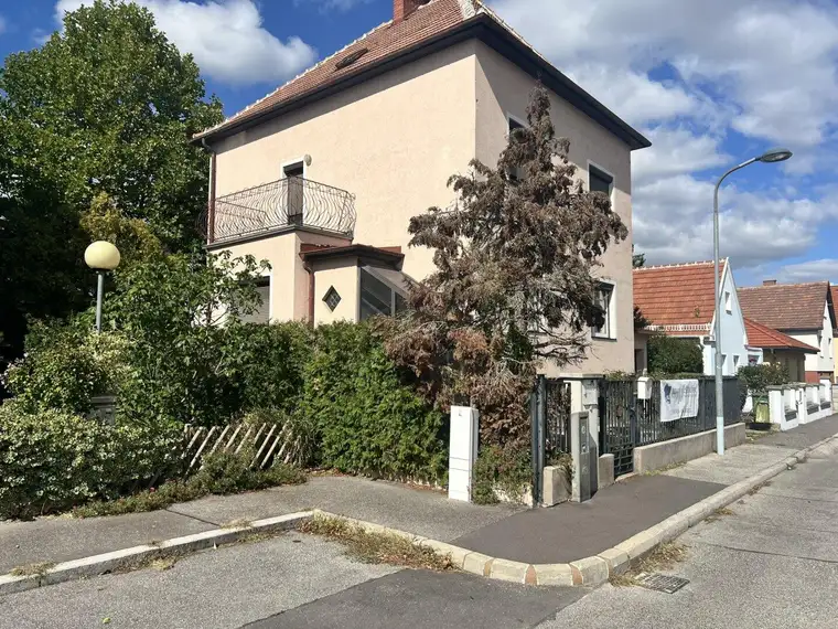 Charmantes, sanierungsbedürftiges Einfamilienhaus im Dornröschenschlaf sucht neue Eigentümerfamilie (!)