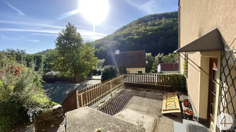 Eigentumswohnung in Ruhelage mit Carport, Terrasse und Weinkeller