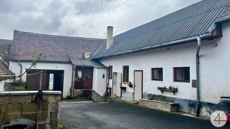 Bauernhaus mit Stadel und Innenhof