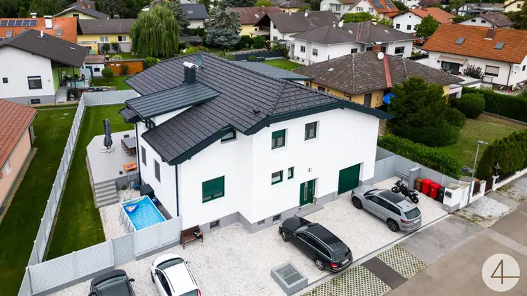 Mehrfamilienhaus an der Stadtgrenze zu Wien * hochwertig ausgestattet * 8 KFZ Abstellplätze * Platz ohne Ende * Provisionsfrei *