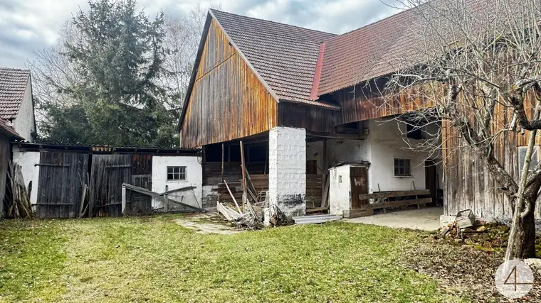 grosser Bauernhof in ruhiger, verträumter Ortschaft