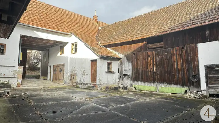grosser Bauernhof in ruhiger, verträumter Ortschaft