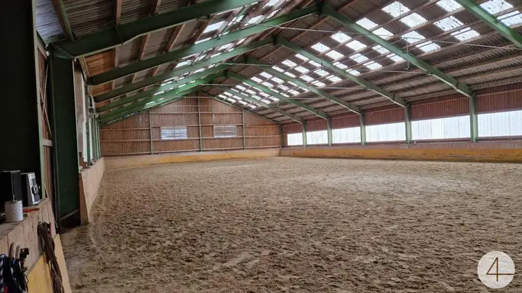 Pferdestall, Reitanlage Wohnungen und Koppeln, sanierungsbedürftig 5,5 ha Gesamtfläche