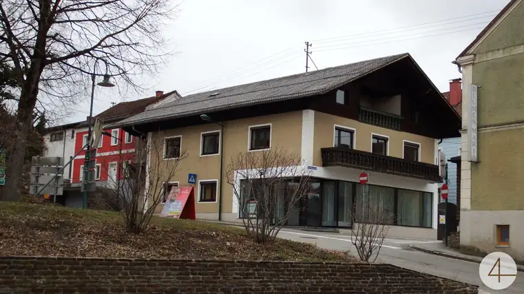 Erdgeschoß ist vermietet und oben selber Wohnen 120 m2 Gewerbe