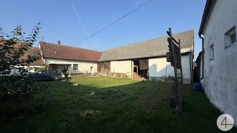Alte Schmiede mit Innenhof Stadel und Wiese