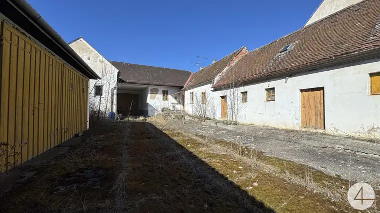 Bauernhof mit 1,5ha Grund, Hallen und Garagen