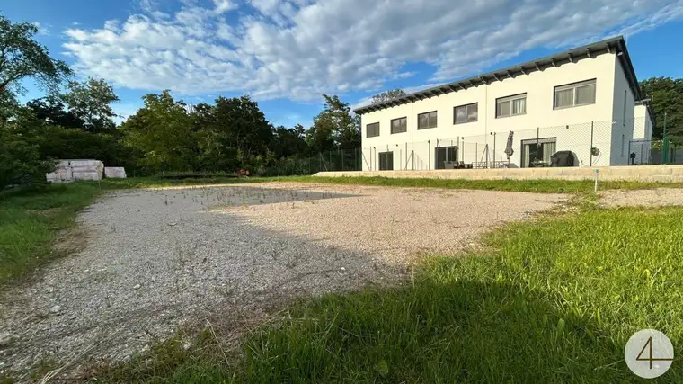 Großes Grundstück in Idylischer Lage zu verkaufen !