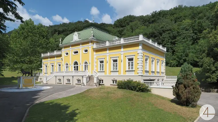 Starkes Statement 857m2 Nutzfläche – Architektenhaus mit Garage Büro Terrassen bei Krems