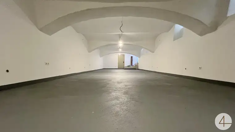 71m2 Lagerraum - U6 in der Nähe - 2 Eingänge - gute Lage - renoviert