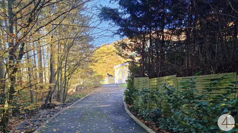 Starkes Statement 857m2 Nutzfläche – Architektenhaus mit Garage Büro Terrassen bei Krems