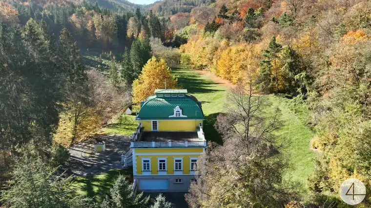 Starkes Statement 857m2 Nutzfläche – Architektenhaus mit Garage Büro Terrassen bei Krems