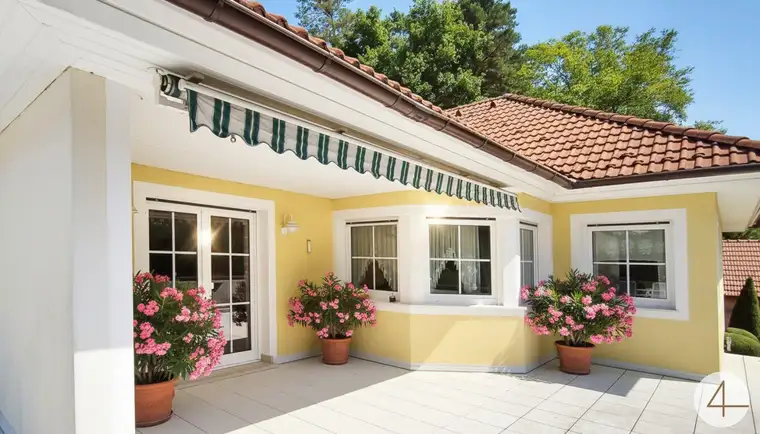 Charmantes Zuhause mit großzügiger Terrasse und zwei Garagen