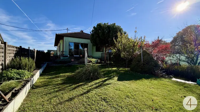 „Traumhaus mit Wintergarten Teich und Pool – Wohnen auf 727 m² in idyllischer Lage“