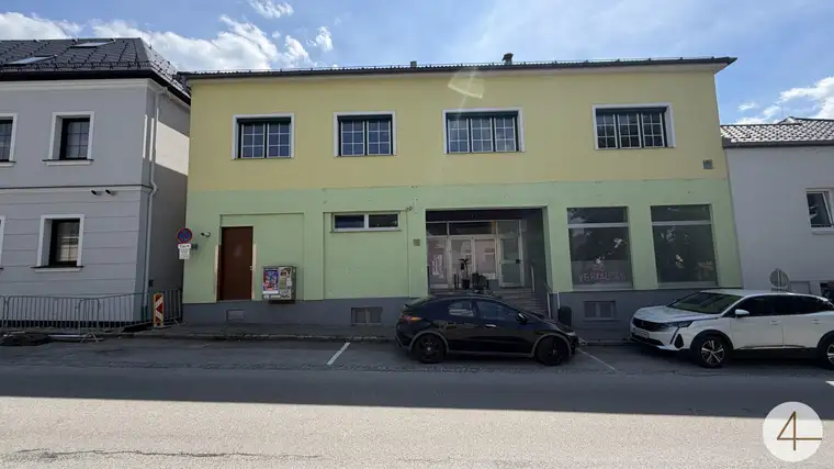 Charmantes Haus mit 4 Einheiten: 2 Wohnungen + 2 Geschäftslokale Dachbodenausbau möglich Vollunterkellert !