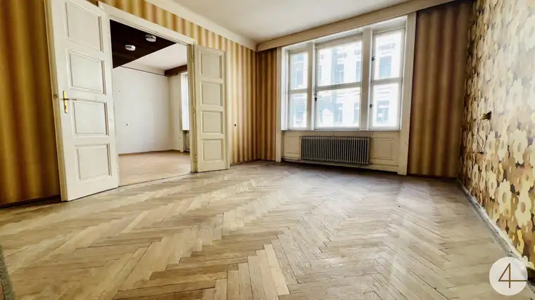 650m zur U2&amp;U3 - sanierungsbedürftige Altbauwohnung - Mezzanin mit Balkon &amp; Lift