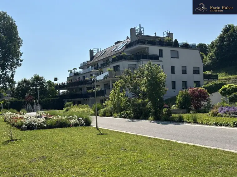Moderne Dachgeschosswohnung in eigener Parkanlage und Schwimmteich