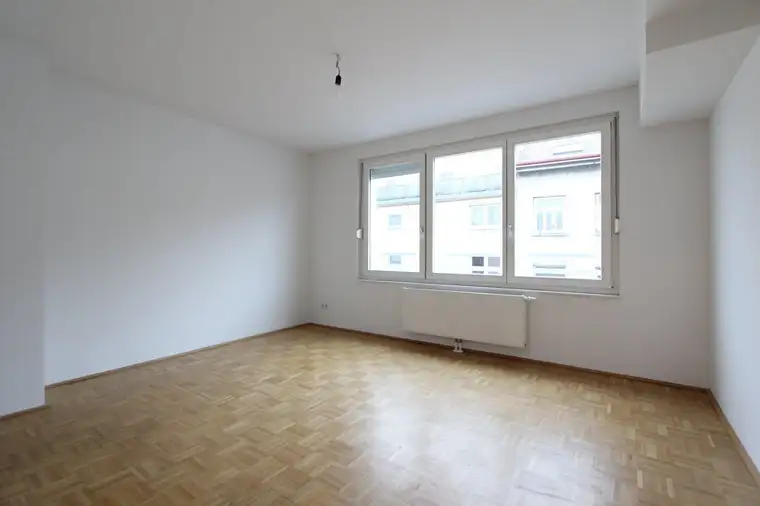 HELLE 2-ZIMMER WOHNUNG IM 20.!