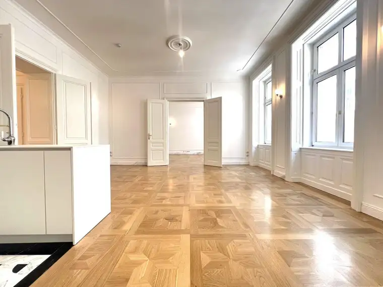 EXKLUSIVE 5-ZIMMER-RESIDENZ IM HERZEN DES SERVITENVIERTELS - KLASSIK TRIFFT AUF MODERNE
