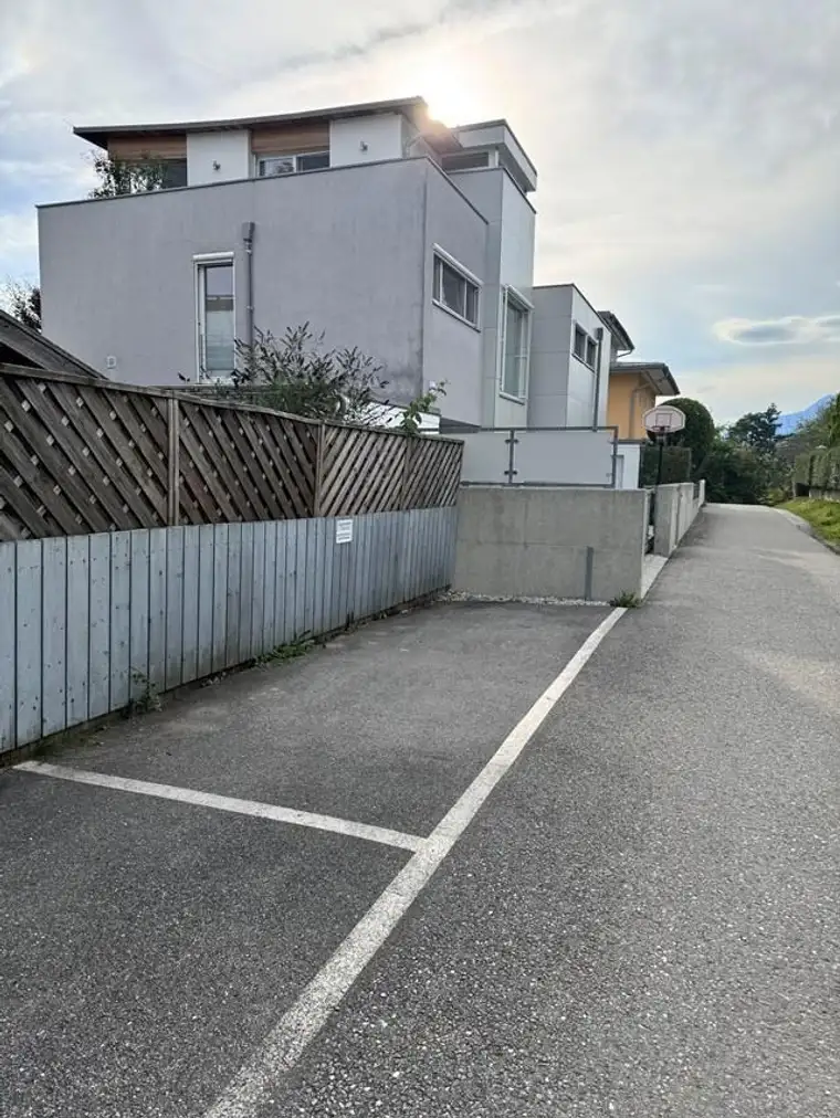 AUTOABSTELLPLATZ IM FREIEN 