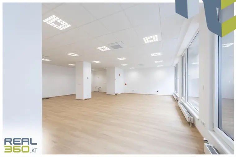 Generalsaniertes KLIMATISIERTES Büro mit Blick auf die Landstraße und PARKPLATZ!