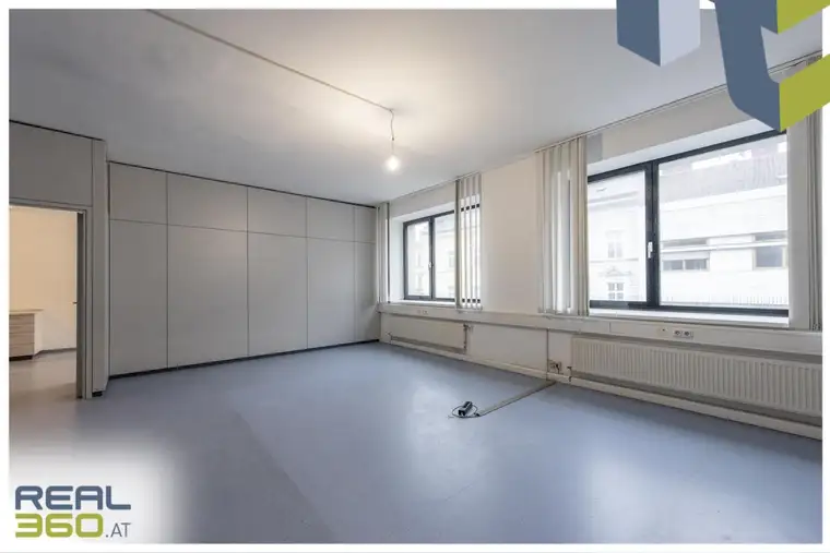 Büro- oder Praxisfläche mit Blick auf die Landstraße