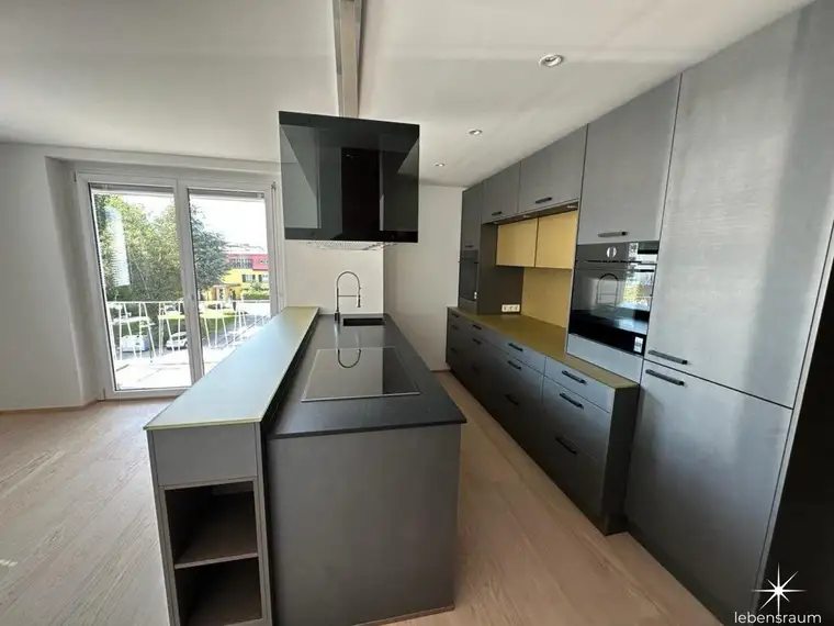 Moderne 3-Zimmer Wohnung oder Büro im 2 Stock. Mieten mitten in Spittal/Drau. Balkon.