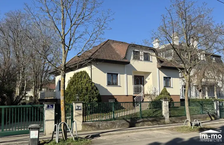 EINFAMILIENHAUS mit GARTEN nahe Maurer Platz - 5 ZIMMER + KG + DOPPELGARAGE im KG - DG zum zusätzlichen Ausbau vorbereitet -