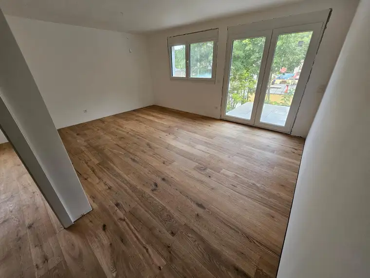 Neubauwohnung mit abgetrennter Küche, großem Wohnbereich und Balkon – komfortabel &amp; modern