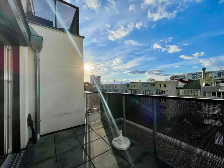 Sonnige Maisonette-Wohnung mit Balkon und Garage